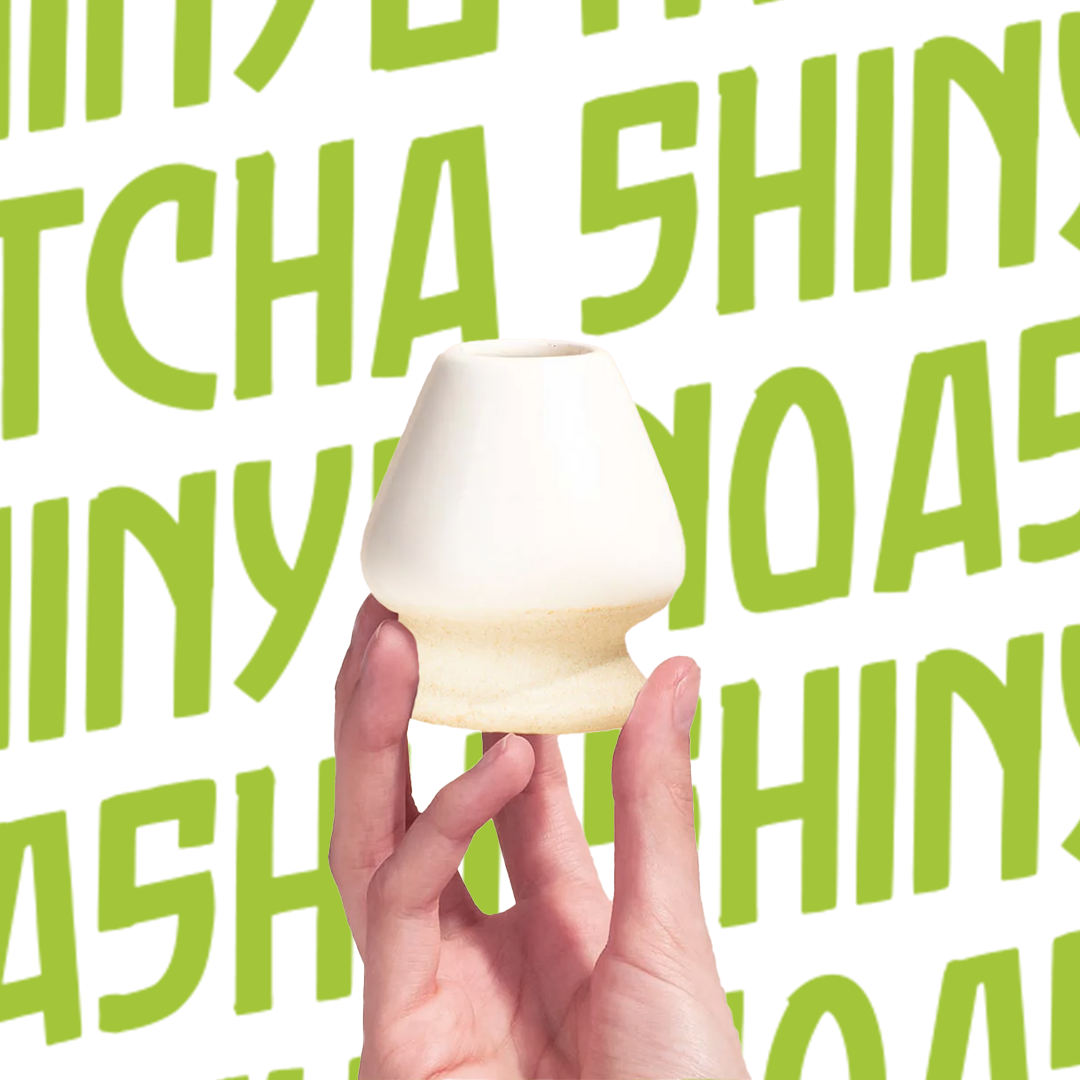 Elegante Chasentate whisk holder van SHINYU Matcha, ontworpen om de bamboe matcha whisk (Chasen) in perfecte vorm te houden. Deze keramische houder helpt de levensduur van de Chasen te verlengen door een goede droogpositie, essentieel voor elke matcha liefhebber die zijn matcha tools netjes en functioneel wil bewaren. Een must-have accessoire voor Japanse theeceremonies en matcha bereidingen.