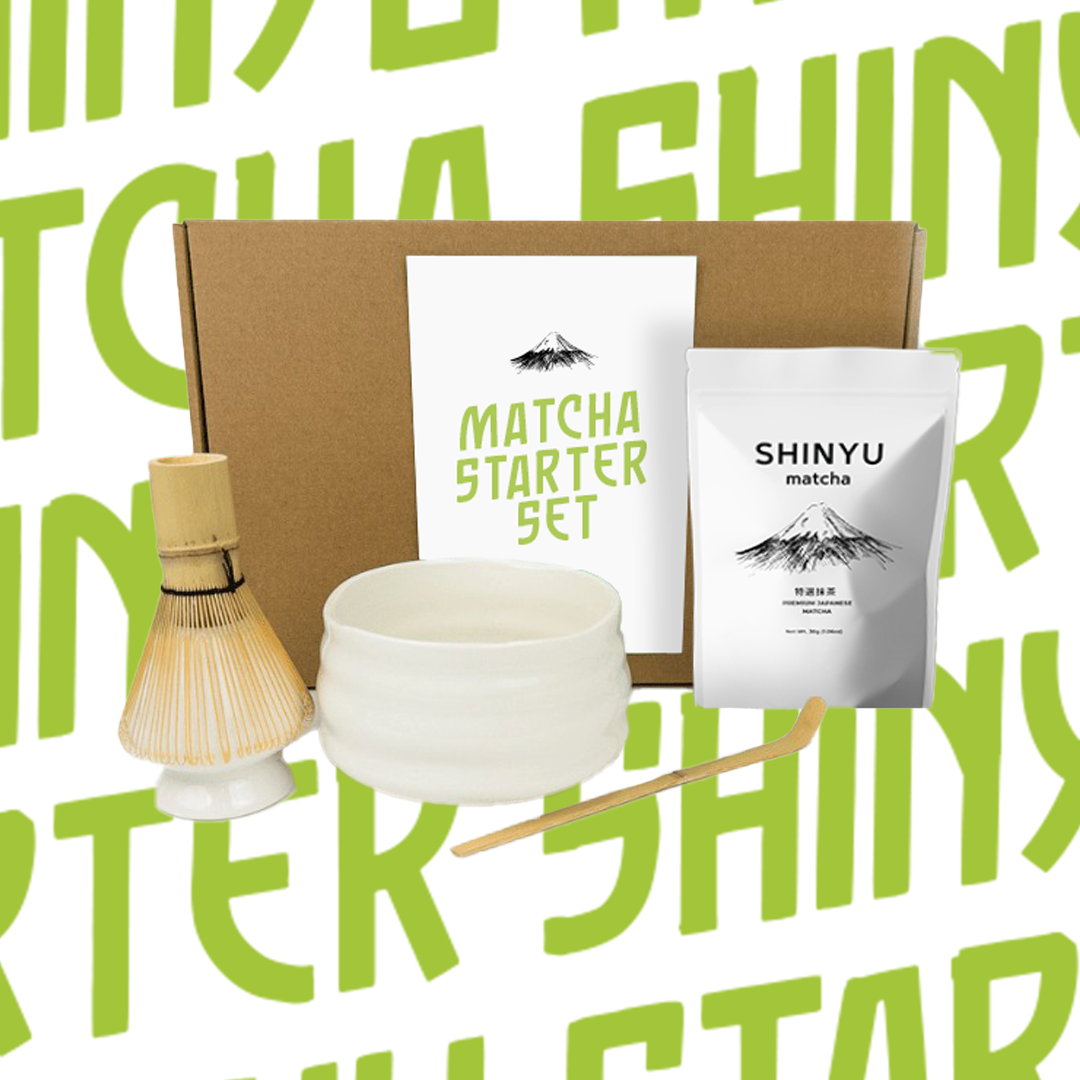 SHINYU matcha starter kit met alle essentiële onderdelen: een zakje ceremonial grade A matcha, een handgemaakt Japans keramieken matcha-kommetje, een keramieken whisk holder, een bamboe whisk en een bamboe lepeltje, perfect voor het bereiden van authentieke matcha.