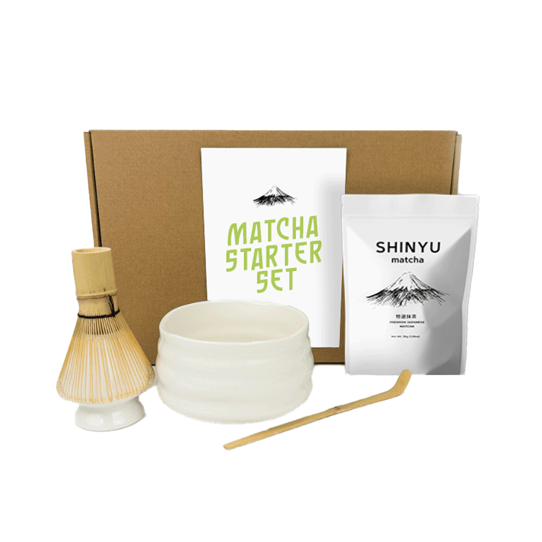 SHINYU matcha starter kit met alle essentiële onderdelen: een zakje ceremonial grade A matcha, een handgemaakt Japans keramieken matcha-kommetje, een keramieken whisk holder, een bamboe whisk en een bamboe lepeltje, perfect voor het bereiden van authentieke matcha.