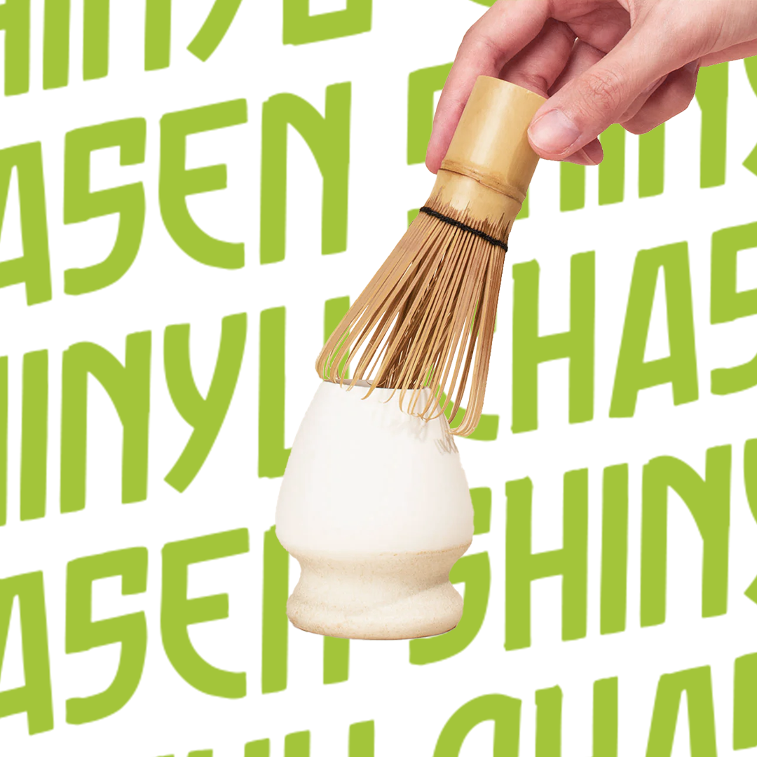 Traditionele bamboe matcha whisk (Chasen) van SHINYU Matcha, ideaal voor het opschuimen en mengen van matcha poeder tot een romige en gladde thee. Handgemaakt met fijne bamboe borstels voor een optimale consistentie en authentieke Japanse theeceremonies. Een onmisbaar hulpmiddel voor matcha liefhebbers die thuis een perfecte kop matcha willen bereiden