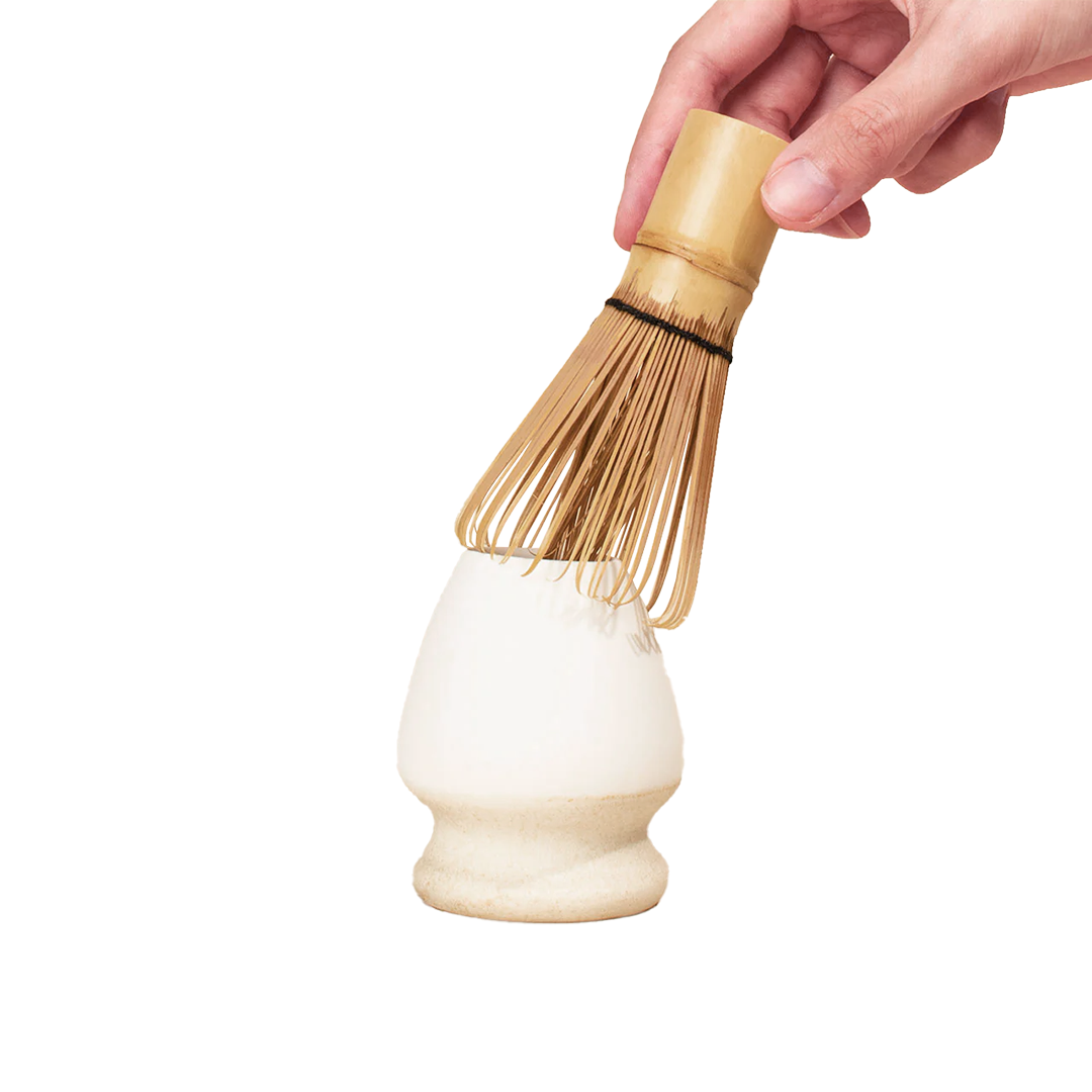 Traditionele bamboe matcha whisk (Chasen) van SHINYU Matcha, ideaal voor het opschuimen en mengen van matcha poeder tot een romige en gladde thee. Handgemaakt met fijne bamboe borstels voor een optimale consistentie en authentieke Japanse theeceremonies. Een onmisbaar hulpmiddel voor matcha liefhebbers die thuis een perfecte kop matcha willen bereiden