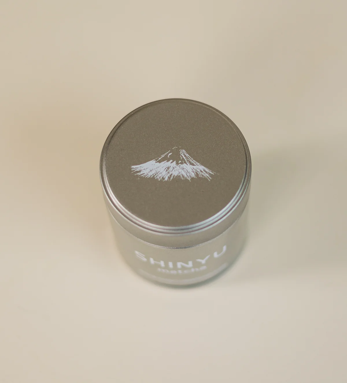 SHINYU Matcha - Bewaarblik 6 Zilveren metalen blik van Shinyu Matcha met een illustratie van de berg Fuji op het deksel