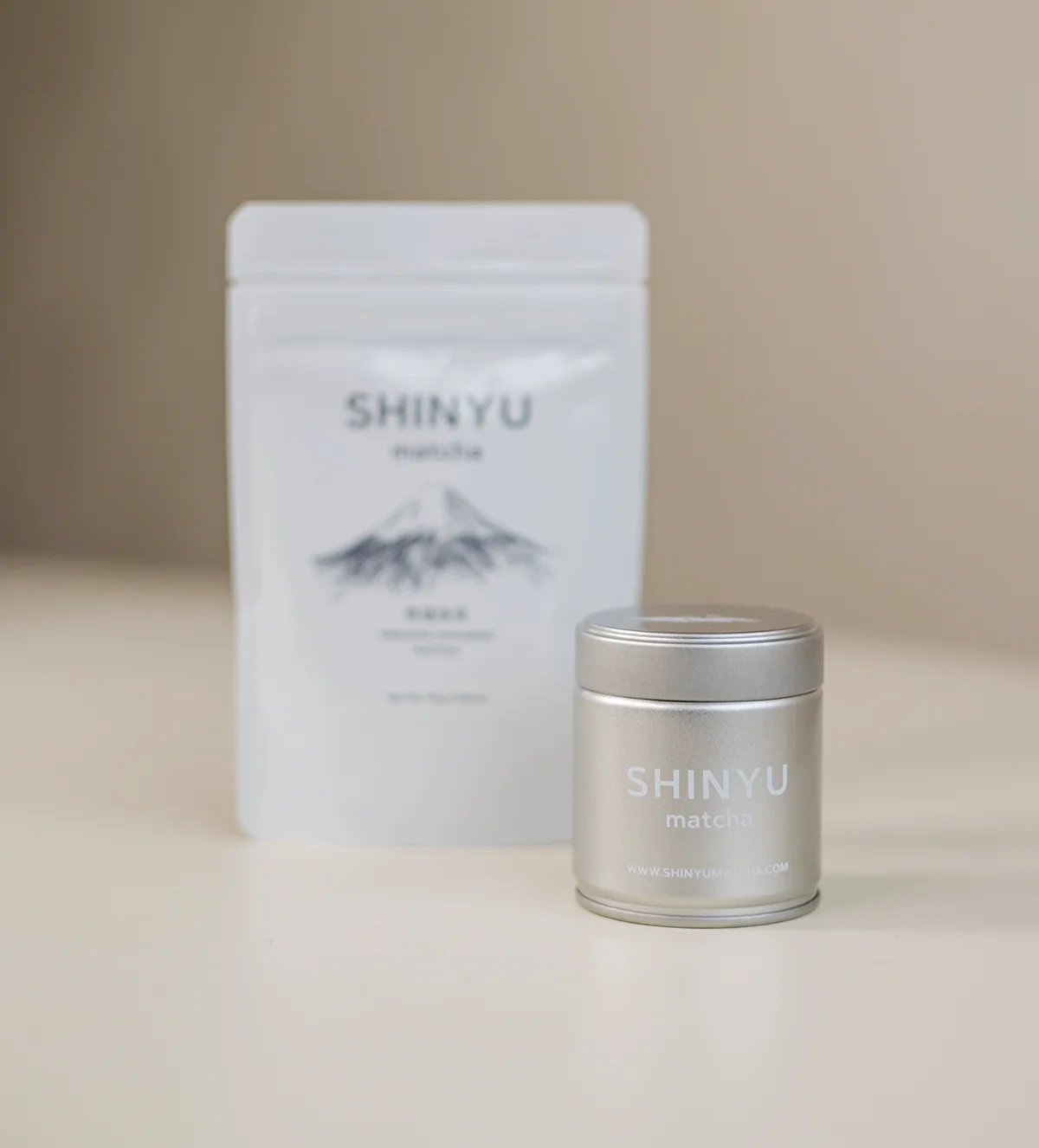 SHINYU Matcha - Bewaarblik 5 Shinyu Matcha zilveren bewaarblik naast een witte navulverpakking