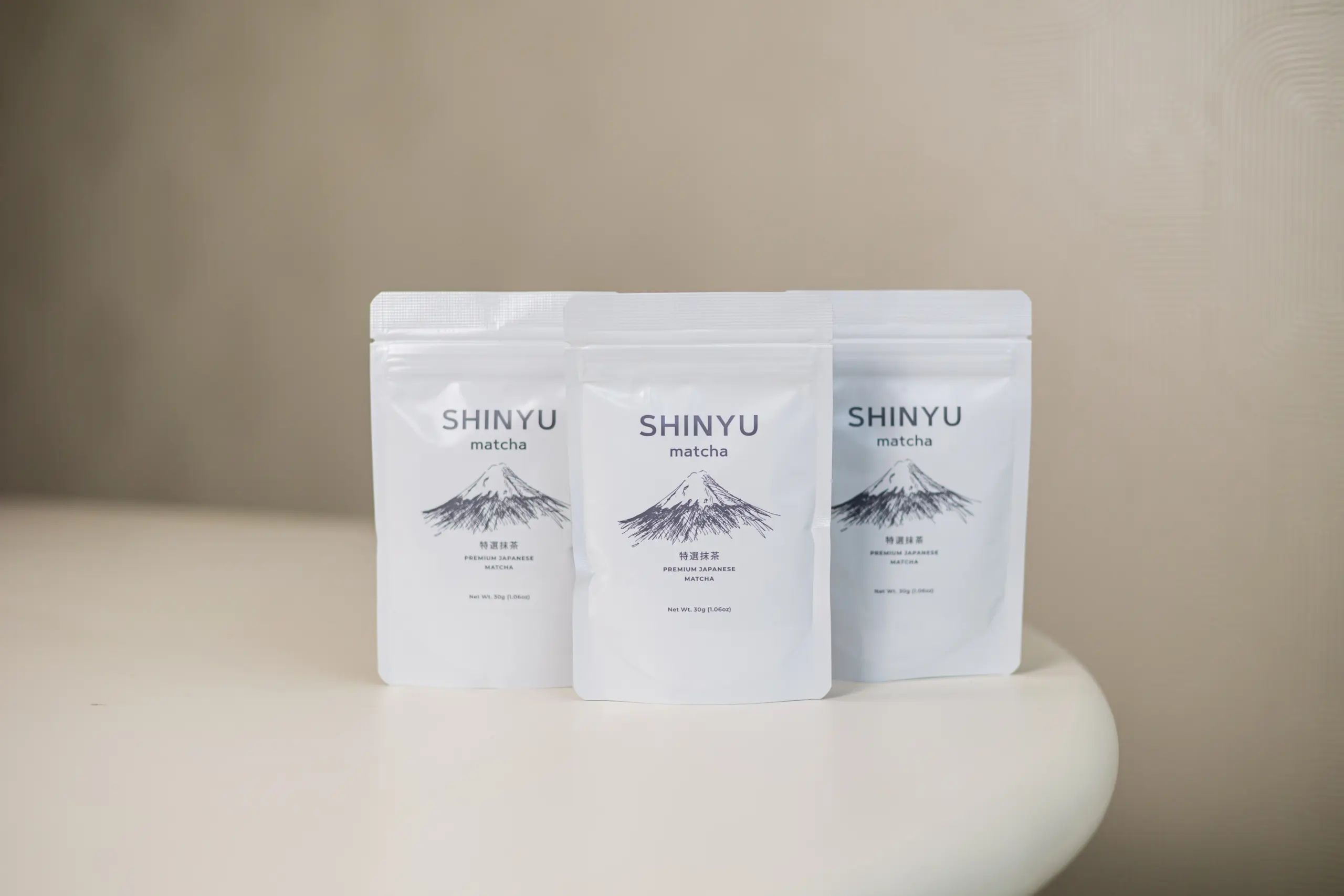 Voordeelbundel (triple pack matcha + whisk + lepel) 2 Drie witte zakjes Shinyu matcha met Fuji-illustratie, premium Japanse matcha, netto 30g elk